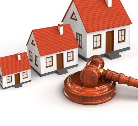 Simbolna fotografija treh hišk in sodniškega kladiva