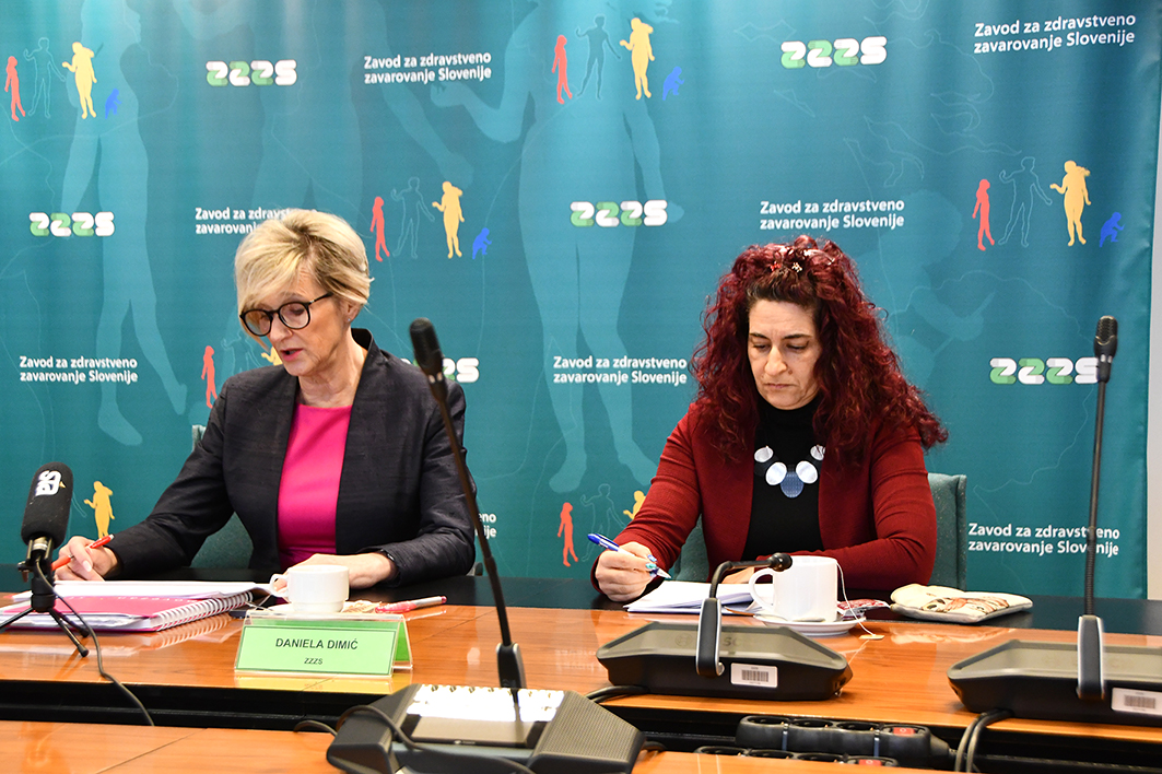 Na fotografiji z novinarske konference (z leve proti desni): doc. dr. Tatjana Mlakar, generalna direktorica in Daniela Dimić, vodja - direktorica Področja za finance in računovodstvo.