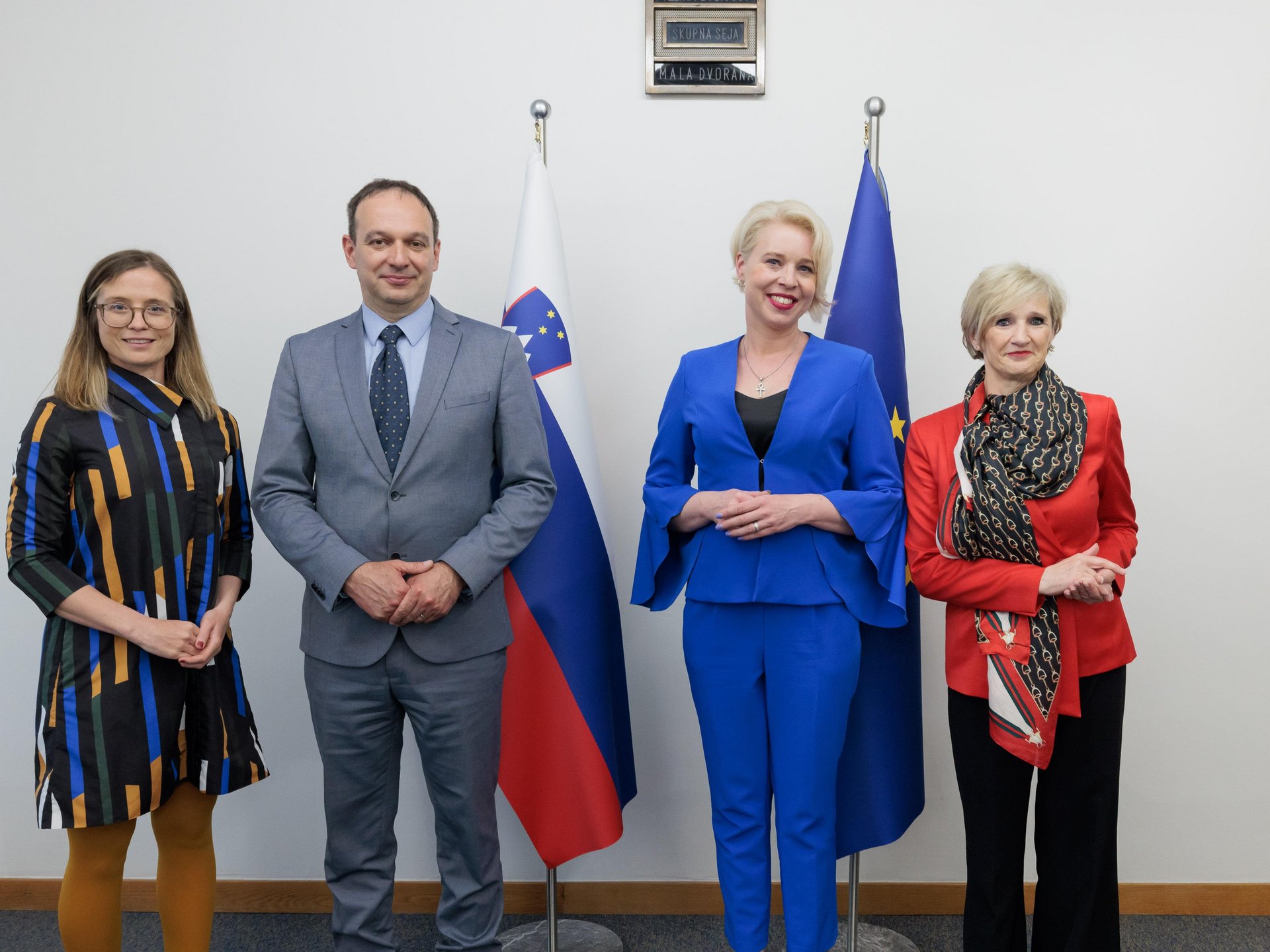 mag. Ana Vodičar, Damjan Kos (oba ZZZS), predsednica DZ RS mag. Urška Klakočar Zupančič in generalna direktorica ZZZS doc. dr. Tatjana Mlakar pred slovensko in evropsko zastavo 