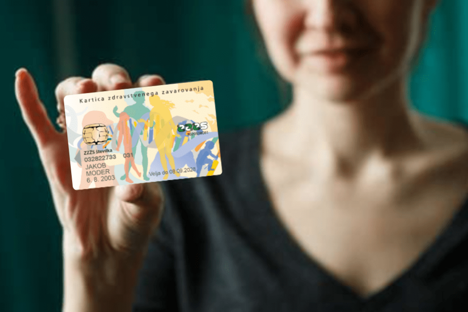 Simbolna slika ženske, ki kaže sprednjo stran slovenske kartice zdravstvenega zavarovanja