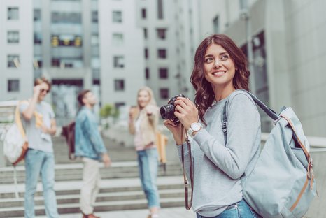 Symbolic photo of a group of young people, one woman holding a camera